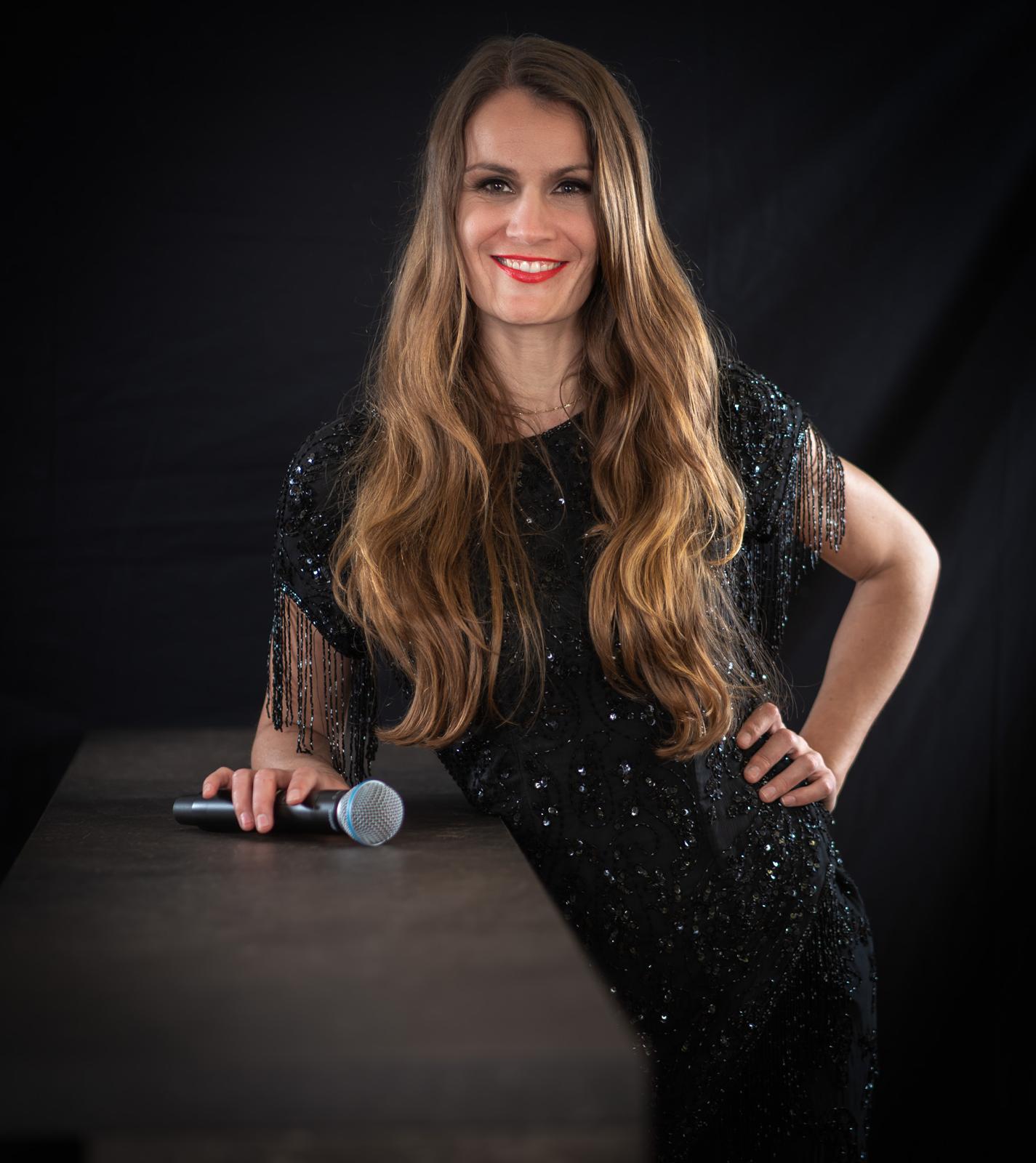 Bianca Müller mit Mikrofon und Gitarre