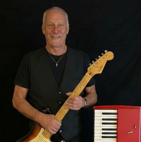 Werner Müller mit Gitarre